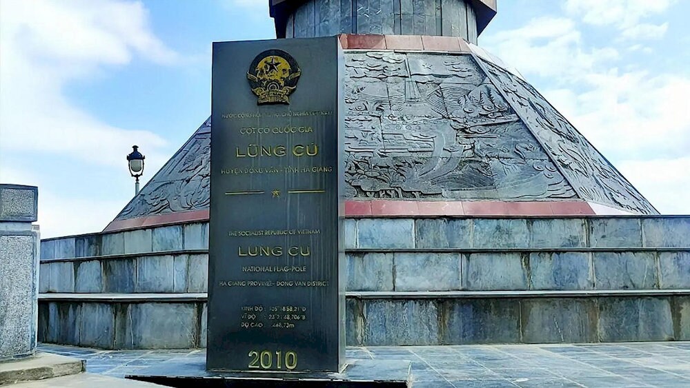 Lung Cu Flag Tower symbolizes the country’s sovereignty and pride, making it a must-see for any traveler